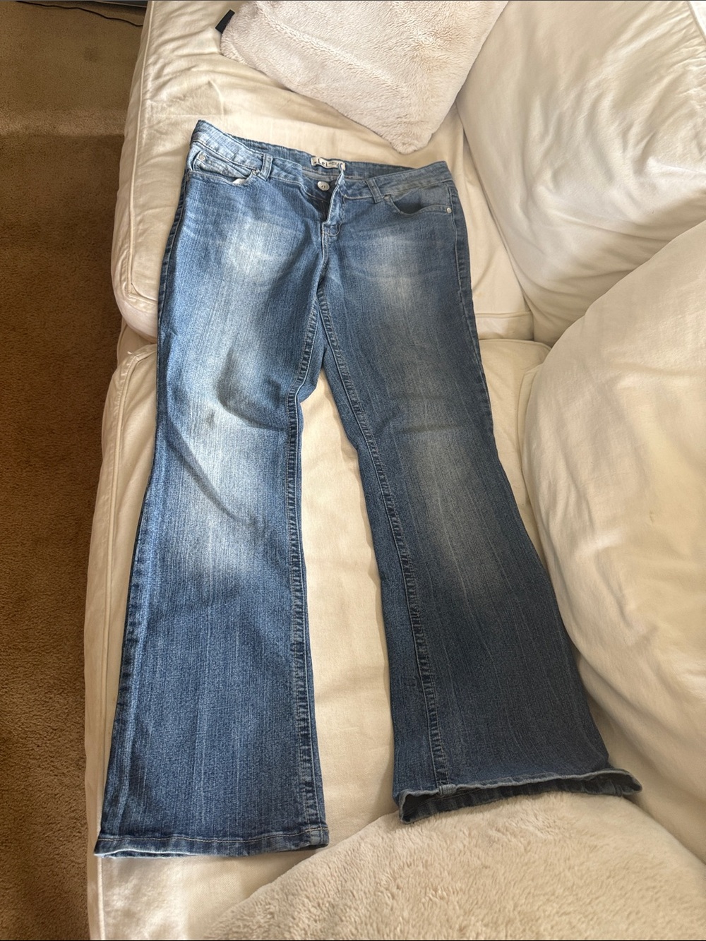 L.E.I. Ashley Lowrise Boot Jeans Size 11 Regular Medium Wash
